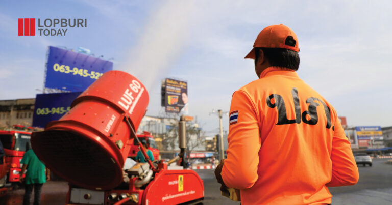 ปล่อยขบวนรถบรรทุกน้ำเพื่อพ่นน้ำ ลดการเกิดปัญหาฝุ่นละออง (PM 2.5) ในพื้นที่ใจกลางเมืองลพบุรี