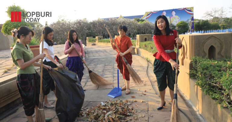 สลัดกระโปรงนุ่งโจงแต่งไทยร่วมใจขับเคลื่อนกิจกรรม “สองมือเธอ สองมือฉัน ช่วยกันทำความสะอาดและปรับภูมิทัศน์” 