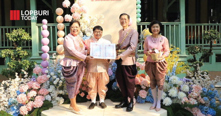 คึกคัก! แต่งชุดไทยจดทะเบียนสมรสวันแห่งความรัก ในงานแผ่นดินสมเด็จพระนารายณ์