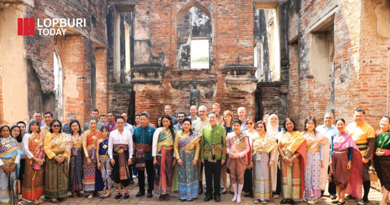 ผู้ว่าฯ ให้การต้อนรับเอกอัครราชทูตต่างประเทศประจำประเทศไทยเพื่อศึกษาประวัติความสัมพันธ์ระหว่างไทยกับต่างประเทศในสมัยสมเด็จพระนารายณ์มหาราช