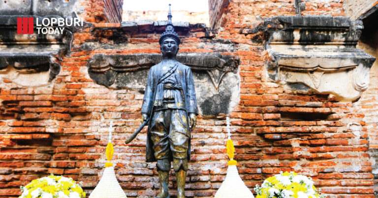 ผู้ว่าฯ นำเหล่าพสกนิกร นุ่งโจง ห่มสไบ แต่งไทย ทำบุญตักบาตรถวายเป็นพระราชกุศลพระนารายณ์มหาราชและพระบาทสมเด็จพระจอมเกล้าเจ้าอยู่หัว 