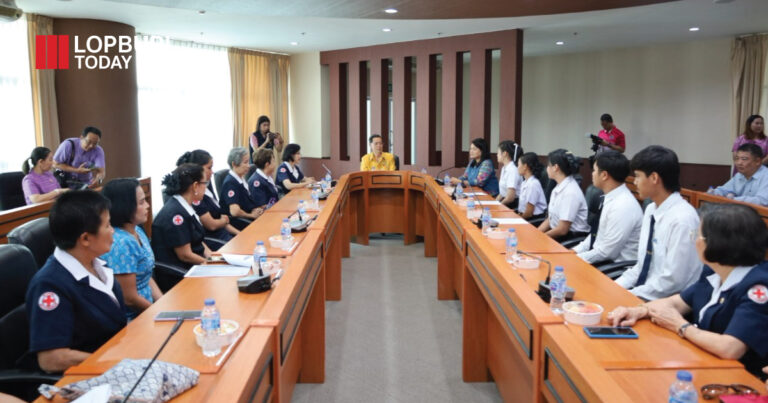 ผู้ว่าฯ ลพบุรี นำคณะเยี่ยมนักเรียนทุนพระราชทานมอบสิ่ง เครื่องอุปโภค-บริโภค ทุนการศึกษา เพื่อเป็นขวัญกำลังใจ