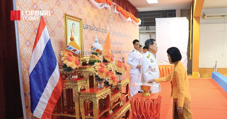 พิธีมอบแบบลายผ้าพระราชทาน “ผ้าลายสิริราชพัสตราภรณ์”เพื่อส่งเสริมให้ช่างทอผ้า ช่างหัตถกรรม ผู้ผลิต ผู้ประกอบการมีคุณภาพชีวิตที่ดีขึ้น