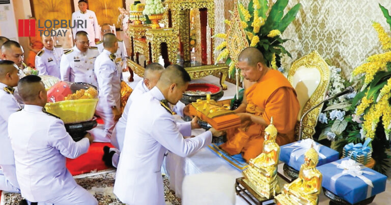 ผู้แทนพระองค์ อัญเชิญผ้าไตร พุ่มดอกบัว พร้อมเครื่องสักการะและเครื่องไทยธรรมพระราชทานถวายแด่ พระวชิรจริยาภรณ์ รองเจ้าคณะจังหวัดลพบุรี