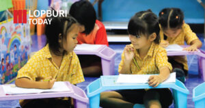 ผู้ว่าฯ ลพบุรี ลงพื้นที่ให้กำลังใจโรงเรียนโครงการพัฒนาการพูด อ่าน เขียนภาษาไทย ตั้งเป้าเด็กอ่านออกเขียนได้ 100%