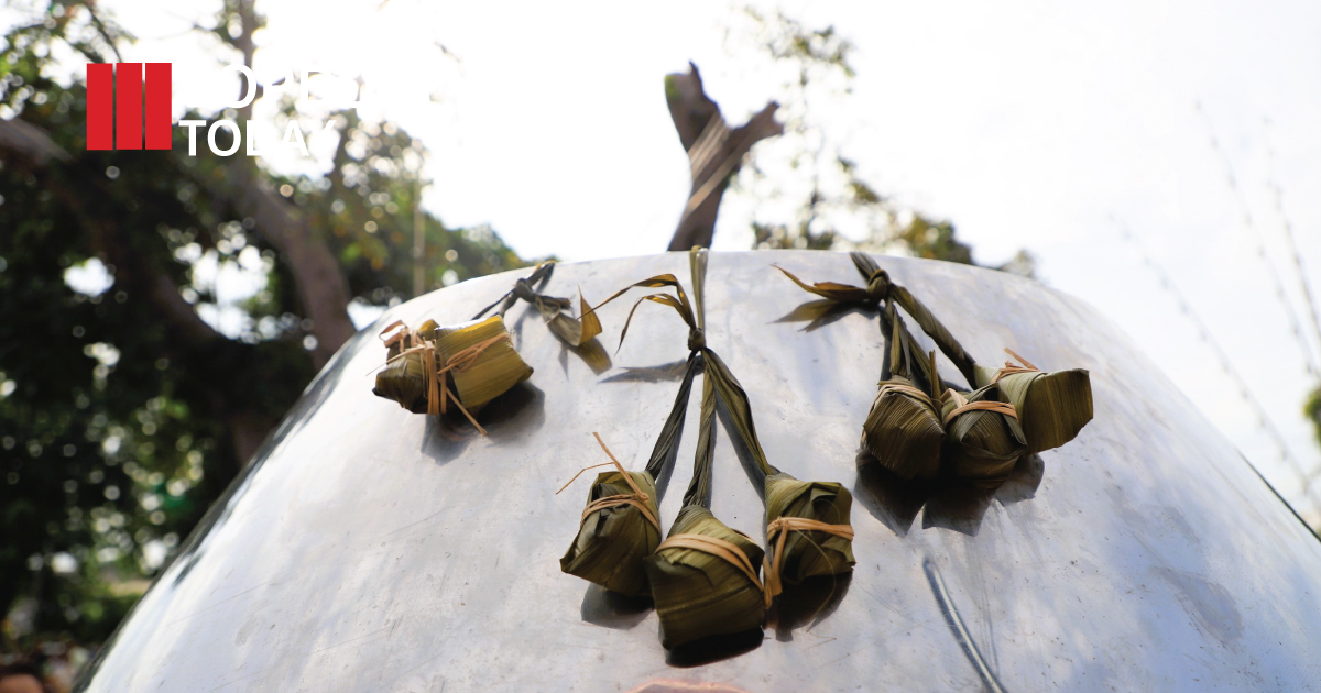 เสียงกลองดังสะบัด เสียงสวดมนต์ขานรับก้องกังวาน…เมื่อแสงอรุณแรกแห่งวันออกพรรษาแตะขอบฟ้า พุทธศาสนิกชนจากทั่วสารทิศต่างมุ่งหน้าสู่เขาพระงาม เพื่อร่วมสืบสานงานบุญยิ่งใหญ่แห่งปี