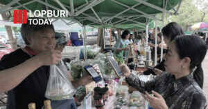 ตลาดนัดศาลากลางลพบุรีสุดคึก! ประชาชนแห่ใช้สิทธิ “คนละครึ่ง พลัส” กระตุ้นเศรษฐกิจท้องถิ่นเงินสะพัด