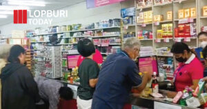 ลพบุรีคึกคัก! ผู้ถือบัตรสวัสดิการแห่งรัฐแห่จับจ่ายแน่นร้าน หลังรัฐโอนเงินเพิ่ม 850 บาท ช่วยลดภาระค่าครองชีพ