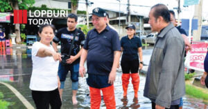 นายกเทศมนตรีเมืองลพบุรีนำทีมลงพื้นที่ช่วยเหลือชาวชุมชนตลาดล่าง หลังน้ำลพบุรีล้นตลิ่งท่วมกว่า 40 ซม.