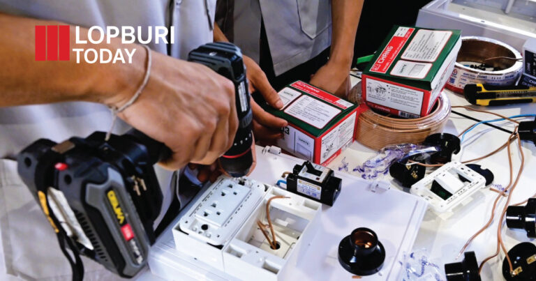 นศ.เทคนิคลพบุรีระดมพลังผลิต “ชุดควบคุมไฟฟ้า 100 ชุด” ส่งช่วยหาดใหญ่ภายใน 24 ชั่วโมง หลังน้ำลดทำระบบไฟฟ้าเสียหายจำนวนมาก