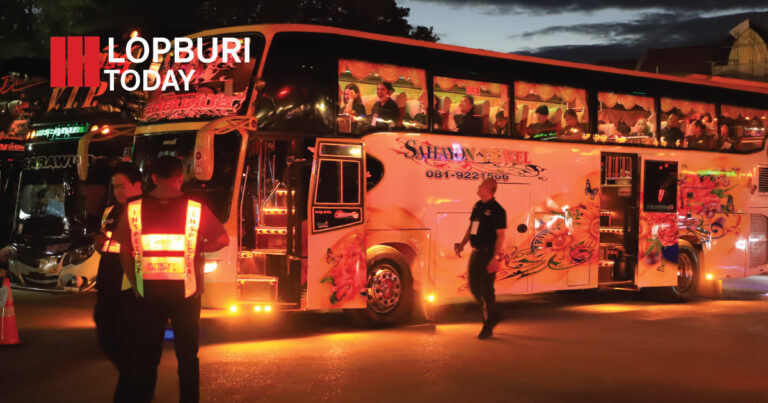 ชาวลพบุรีรวมใจ เดินทางชุดแรกเข้าถวายบังคมพระบรมศพ ณ พระบรมหาราชวัง