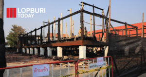 จังหวัดลพบุรี–คณะสงฆ์ มอบปัจจัย 1 แสนบาท ช่วยวัดตะโก หลังศาลาการเปรียญไม้สักถูกเพลิงไหม้ เตรียมออกแบบสร้างหลังใหม่