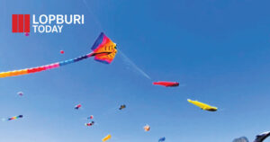 ตระการตา “ชมทุ่งทานตะวันแปลงใหญ่” รับลมหนาว ศูนย์สงครามพิเศษเปิดพื้นที่เขตทหารเป็นแหล่งท่องเที่ยว โชว์ว่าวแฟนซียักษ์ ดึงนักท่องเที่ยวคึกคัก ลพบุรี