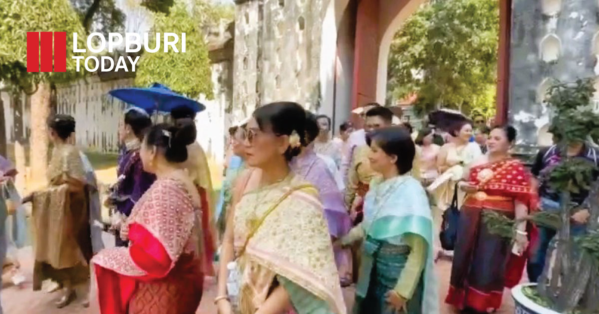 นักท่องเที่ยวตื่นตัวร่วมแต่งชุดไทยย้อนยุค เที่ยวพระนารายณ์ราชนิเวศน์ ย้อนรอยประวัติศาสตร์ 370 ปี แผ่นดินสมเด็จพระนารายณ์มหาราช