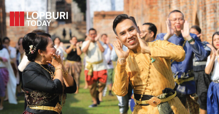 ผู้ว่าฯ นำทีมผู้บริหารสวมชุดไทย โชว์สเตป “นุ่งโจงห่มสไบ” โปรโมตงานแผ่นดินสมเด็จพระนารายณ์มหาราช 2569