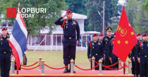 ผบ.ทบ. เป็นประธาน “วันรบพิเศษ ครบรอบ 60 ปี” ที่ลพบุรี มอบปีกโดดร่มกิตติมศักดิ์ เชิดชูผู้ทำคุณประโยชน์