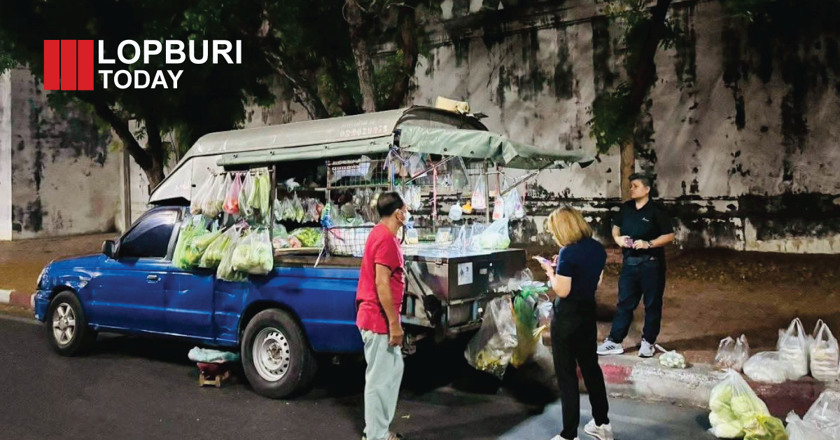 ลพบุรีลงพื้นที่ตรวจ “รถพุ่มพวง” คุมราคาสินค้า ป้องกันฉวยโอกาสขึ้นราคาไม่เป็นธรรม