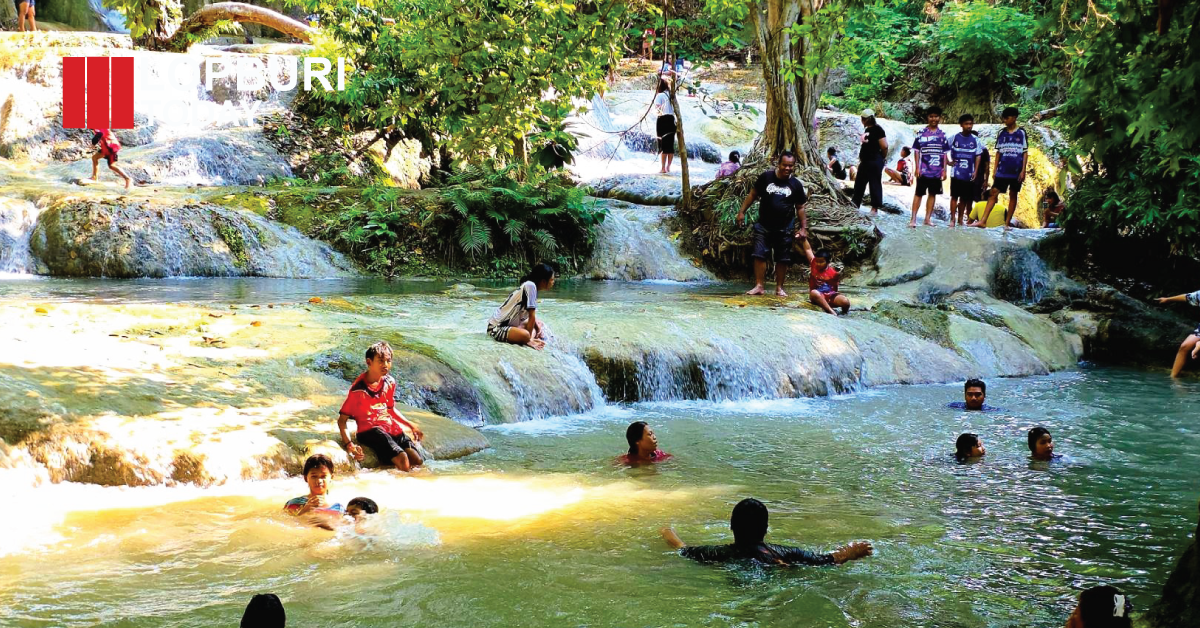 นักท่องเที่ยวแห่คลายร้อน “น้ำตกวังก้านเหลือง ลพบุรี” ฮีลใจกลางธรรมชาติ น้ำสีมรกตใสเย็น เที่ยวได้ทั้งปี