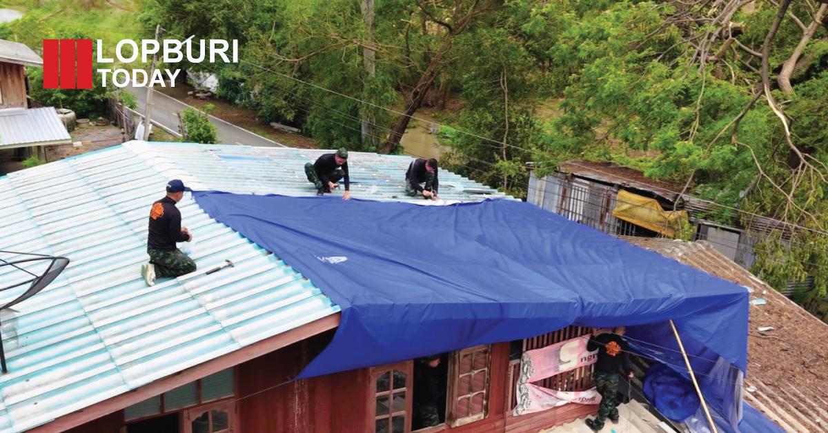 ทหารชุดช่างค่ายจิรวิชิตสงคราม ลงพื้นที่เร่งช่วยชาวบ้านหมี่ มุงหลังคาบ้านหลังพายุถล่ม เสียหายกว่า 130 หลังคาเรือน