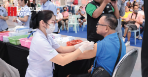 ผู้ว่าฯ ลพบุรี เปิดจุดฉีดวัคซีนไข้หวัดใหญ่ฟรี กลุ่มเสี่ยง–ประกันสังคม 50+ ที่โรบินสัน ลพบุรี