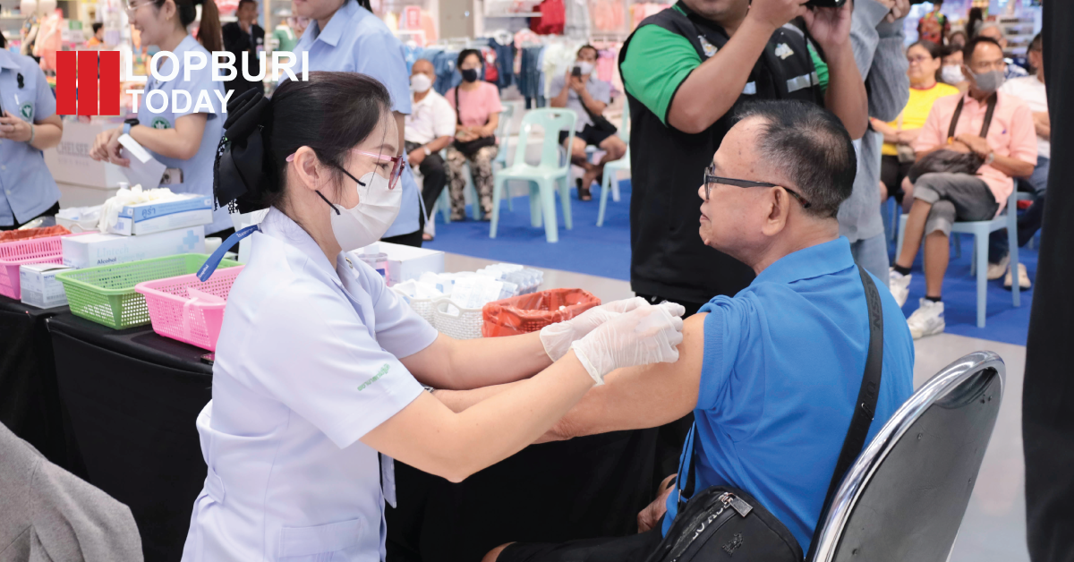 ผู้ว่าฯ ลพบุรี เปิดจุดฉีดวัคซีนไข้หวัดใหญ่ฟรี กลุ่มเสี่ยง–ประกันสังคม 50+ ที่โรบินสัน ลพบุรี