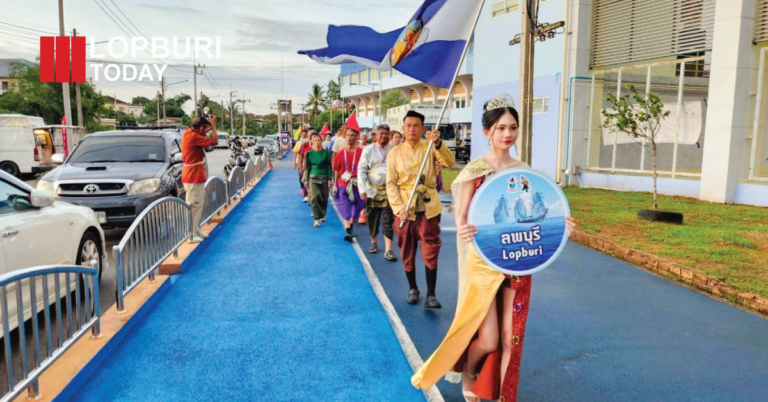 งดงามตระการตา! ทัพนักกีฬาอาวุโสลพบุรี สวมชุดไทยโชว์ Soft Power เมืองละโว้ ในพิธีเปิด “ตาปีเกมส์ 69”